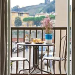 3 Master Bedrooms With Balcony On The River With Views