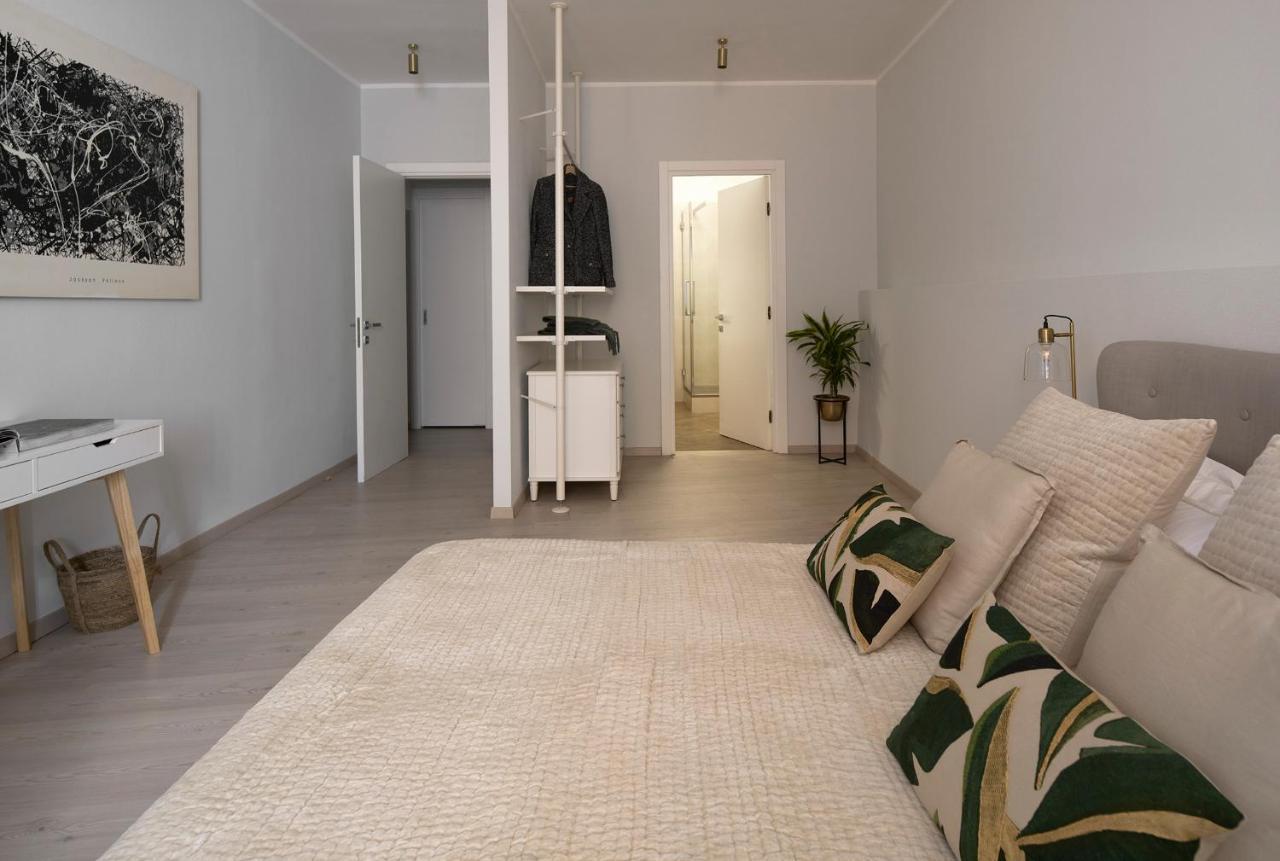 3 Master Bedrooms With Balcony On The River With Views *
