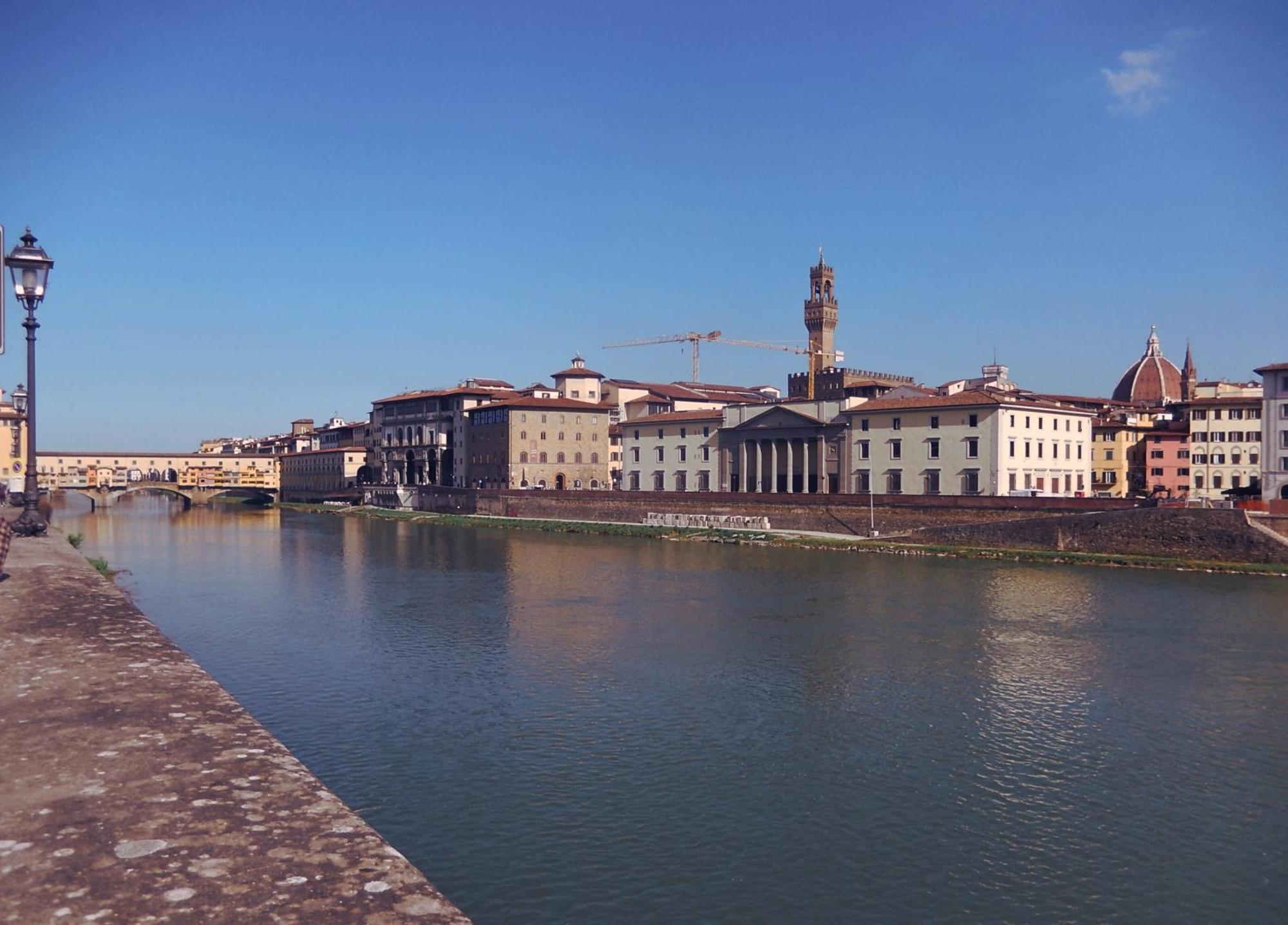 3 Master Bedrooms With Balcony On The River With Views *