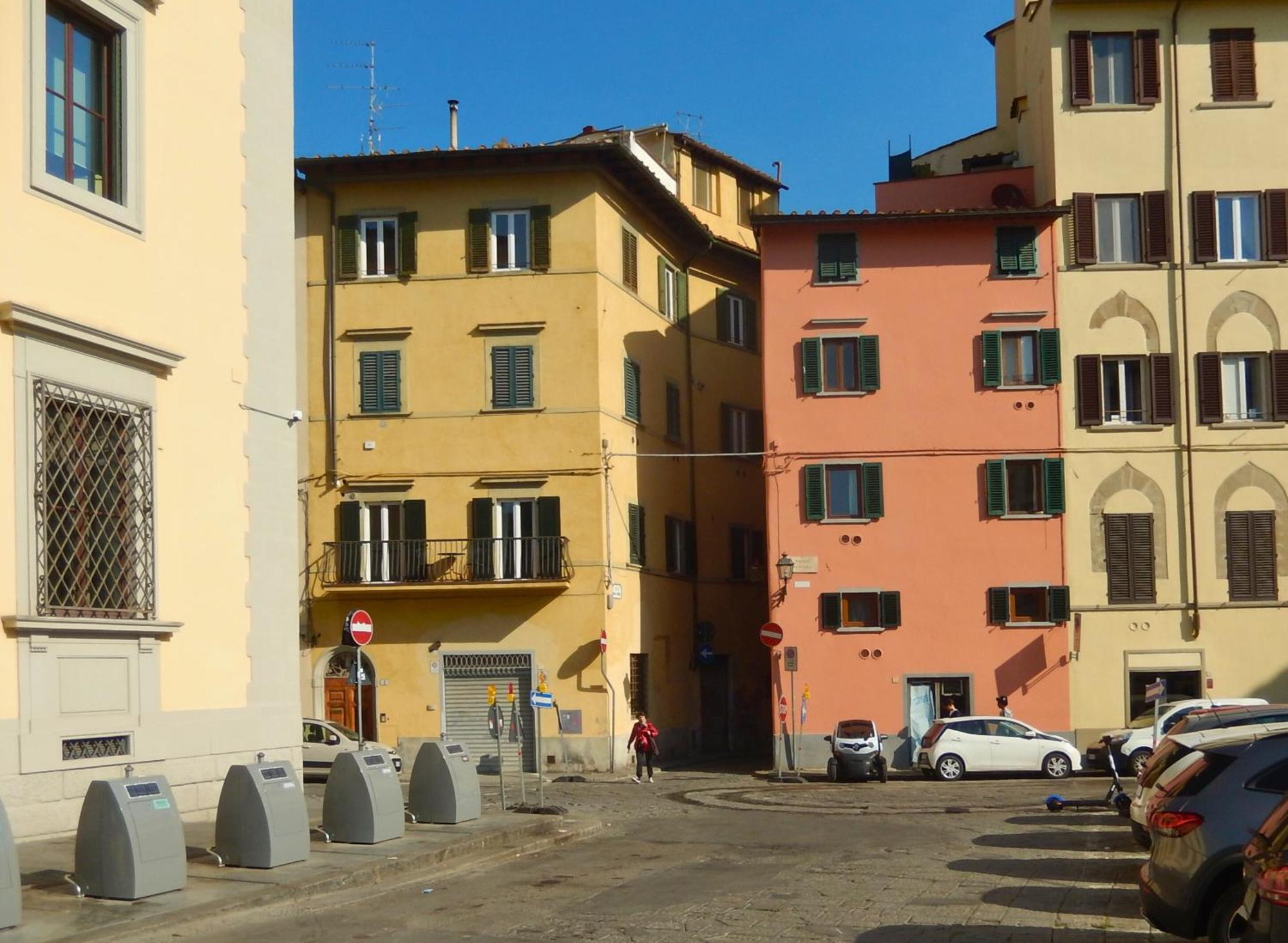 3 Master Bedrooms With Balcony On The River With Views Florencia