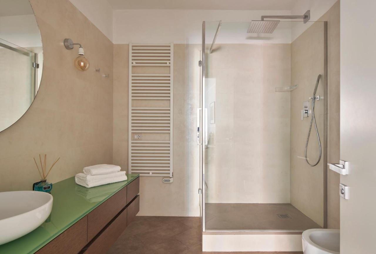 3 Master Bedrooms With Balcony On The River With Views *